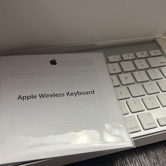 APPLE  Wireless Keyboard MC184LL/B - Picture 11 of 11